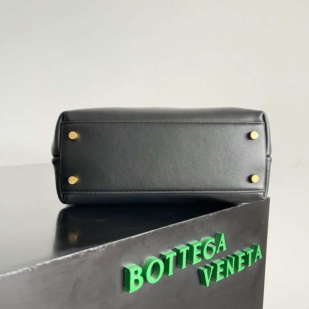 Batch 2160 BV The all-leather Andiamo is new, a very casual splayed buckle bag, which also means that its weight is very light, which greatly reduces our burden when going out for shopping. It can be carried cross-body, hand-held, or carried under the armpit. Taking into account the different backpacking habits of people, the simple design brings us more inspiration. Matched with various keychains and dolls, it will become the finishing touch in the outfit. Medieval style and modern style can also be perfectly blended🫧🫧 Style number: 810213 Size: 25*22*10.5cm